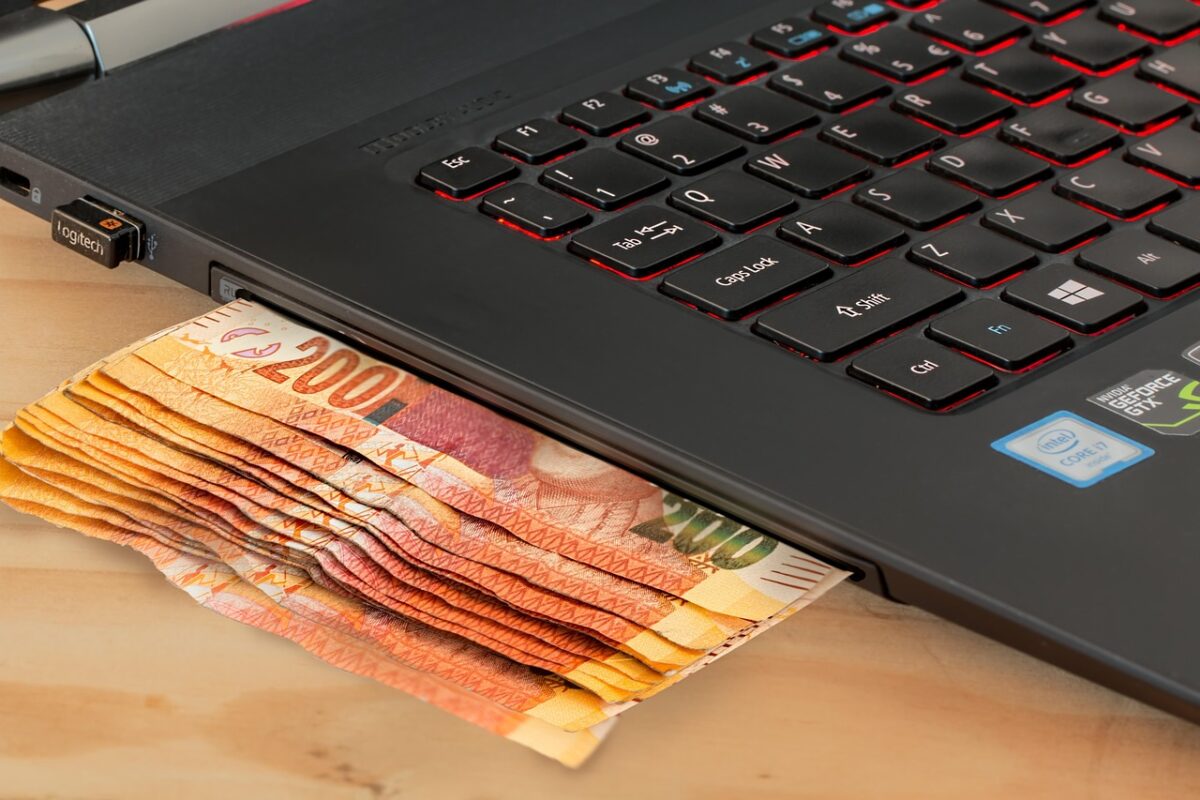 The Side Hustle Hiding in Your Local WhatsApp Group – Without Annoying the Neighbours